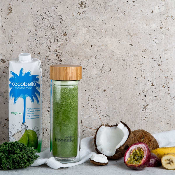Green passionfruit smoothie in Fressko TOUR glass flask