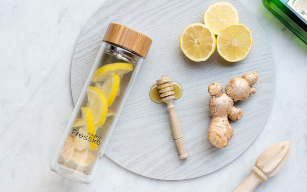 Lemon and honey water in Fressko TOUR glass flask